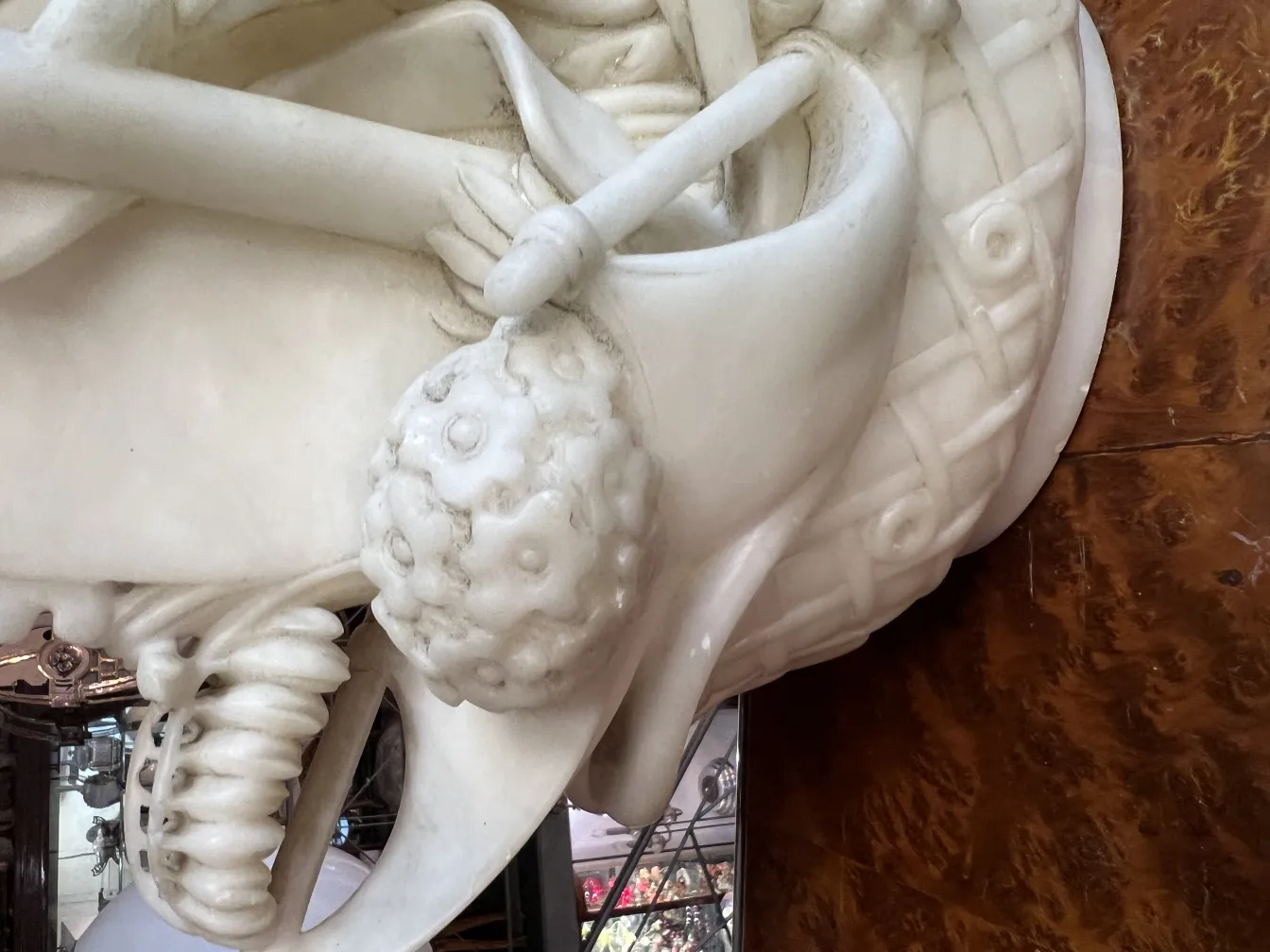 Antike Skulptur mit komplizierten Details und dekorativem Hintergrund.