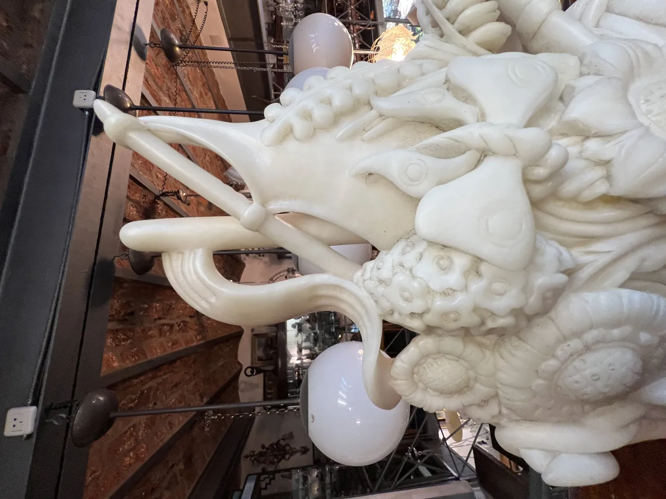 древняя скульптура с абстрактными фигурами