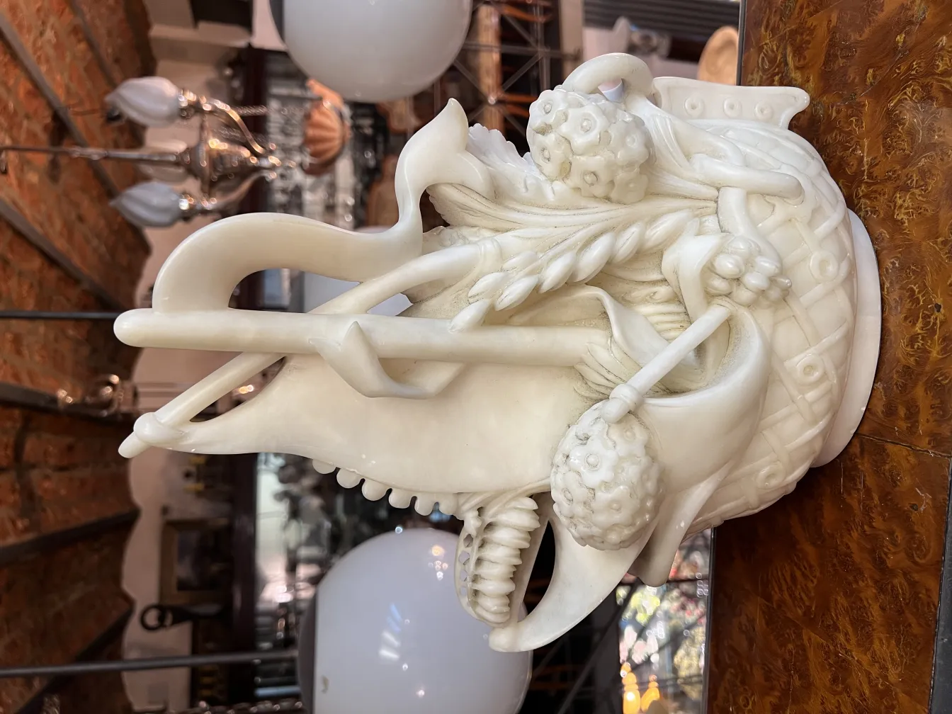 Antike Skulptur aus marmor mit subtilen dekorativen details.