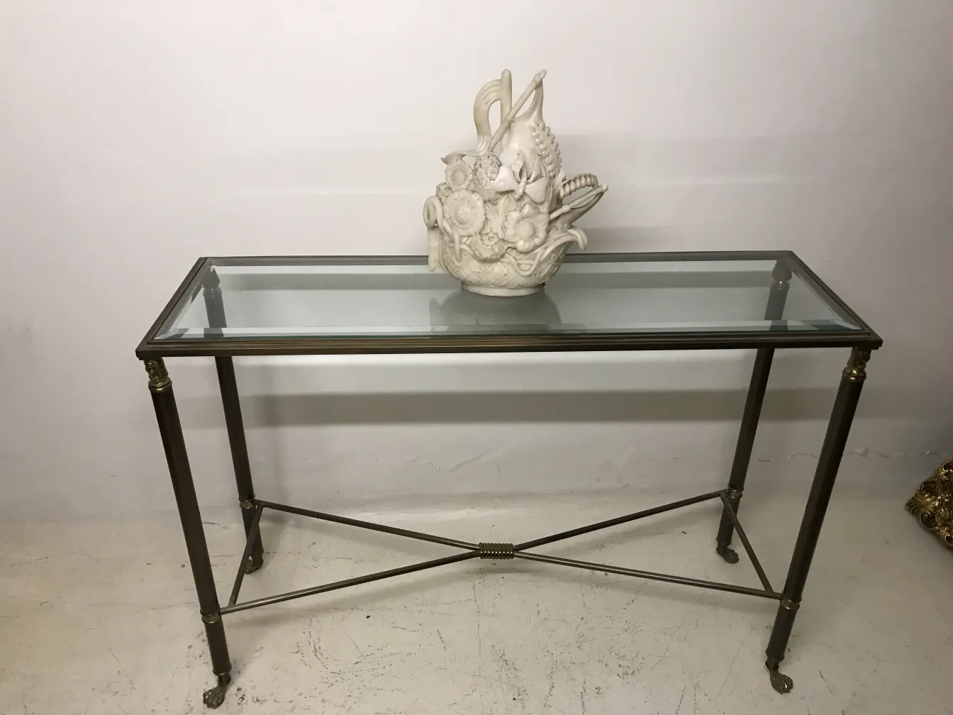 ガラスのテーブルの上の古い陶器の彫刻