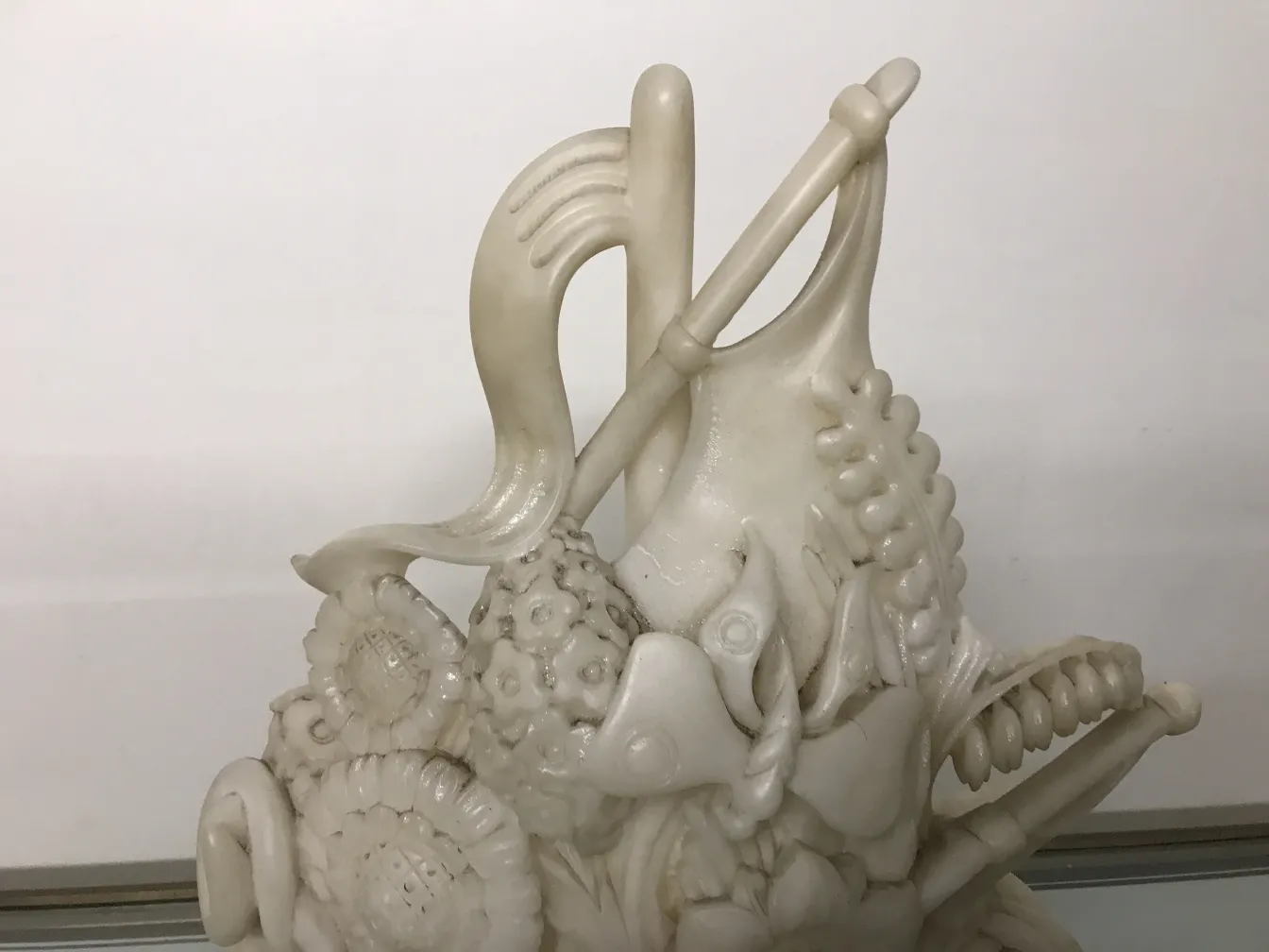 Sculpture ancienne avec des détails floraux élaborés