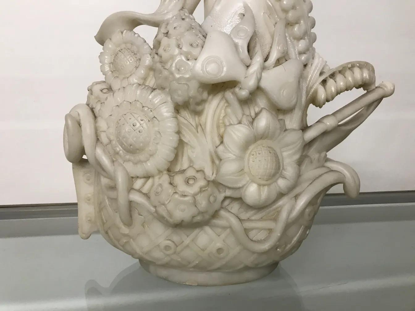 alte Skulptur mit floralen Details und Dekorationen