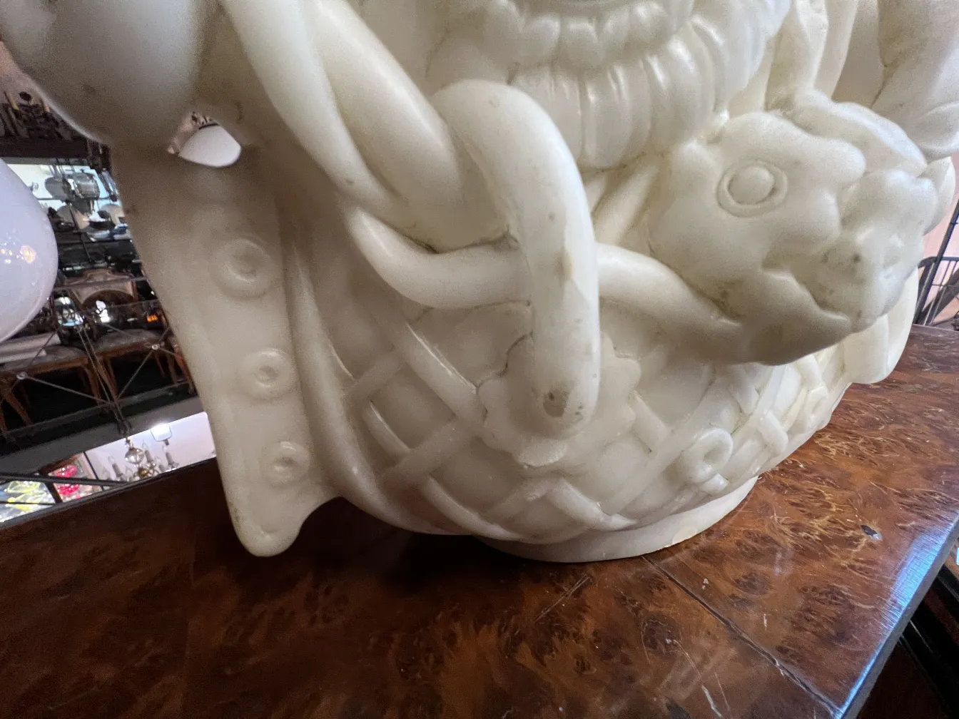 Escultura antigua de figura con detalles finos y encanto clásico