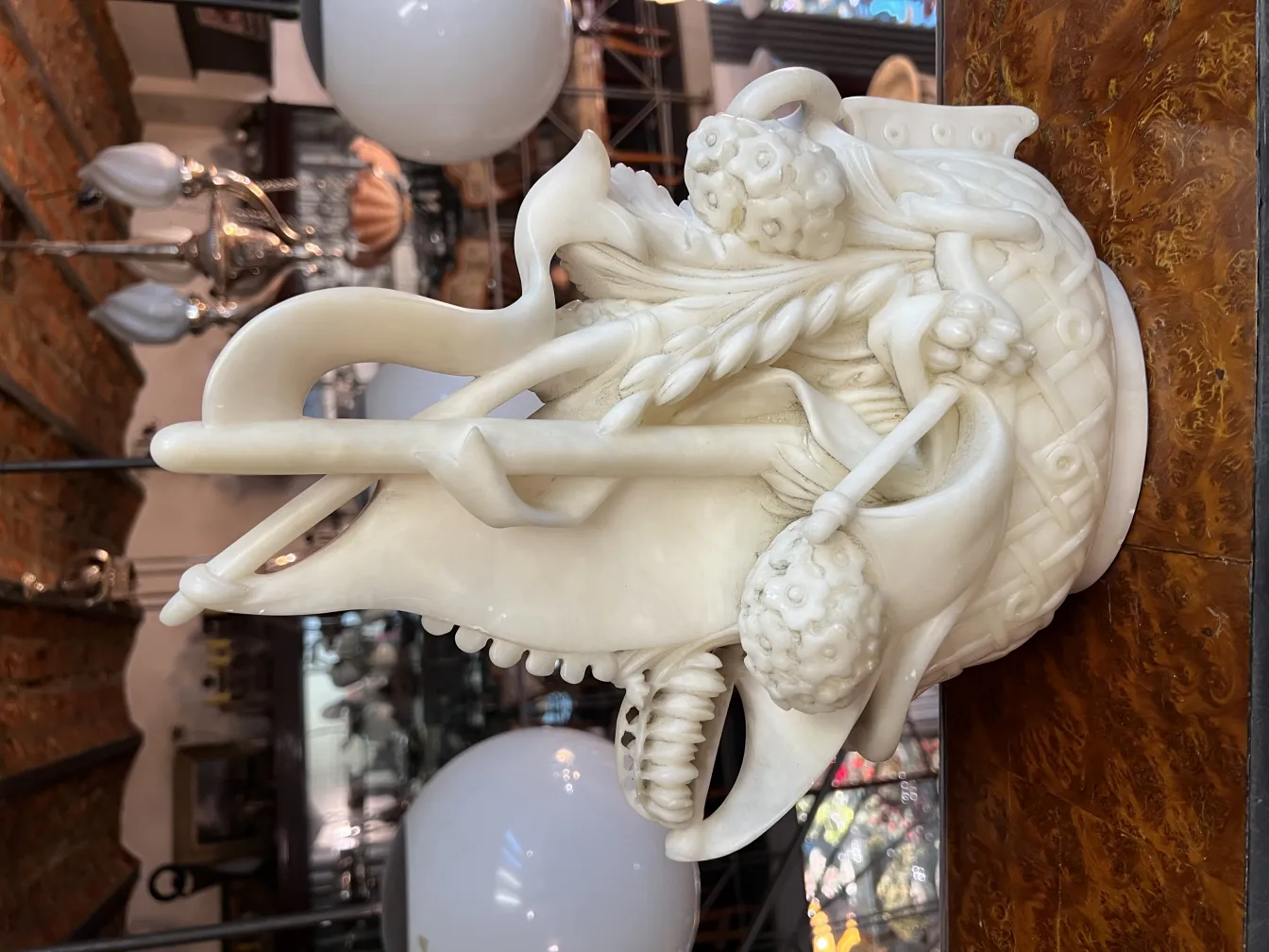 antike Skulptur mit dekorativen Details und elegant geschnitzt