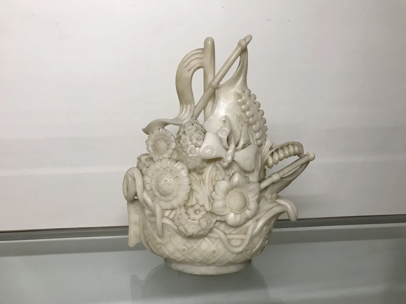 Escultura antiga com decorações de flores e plantas