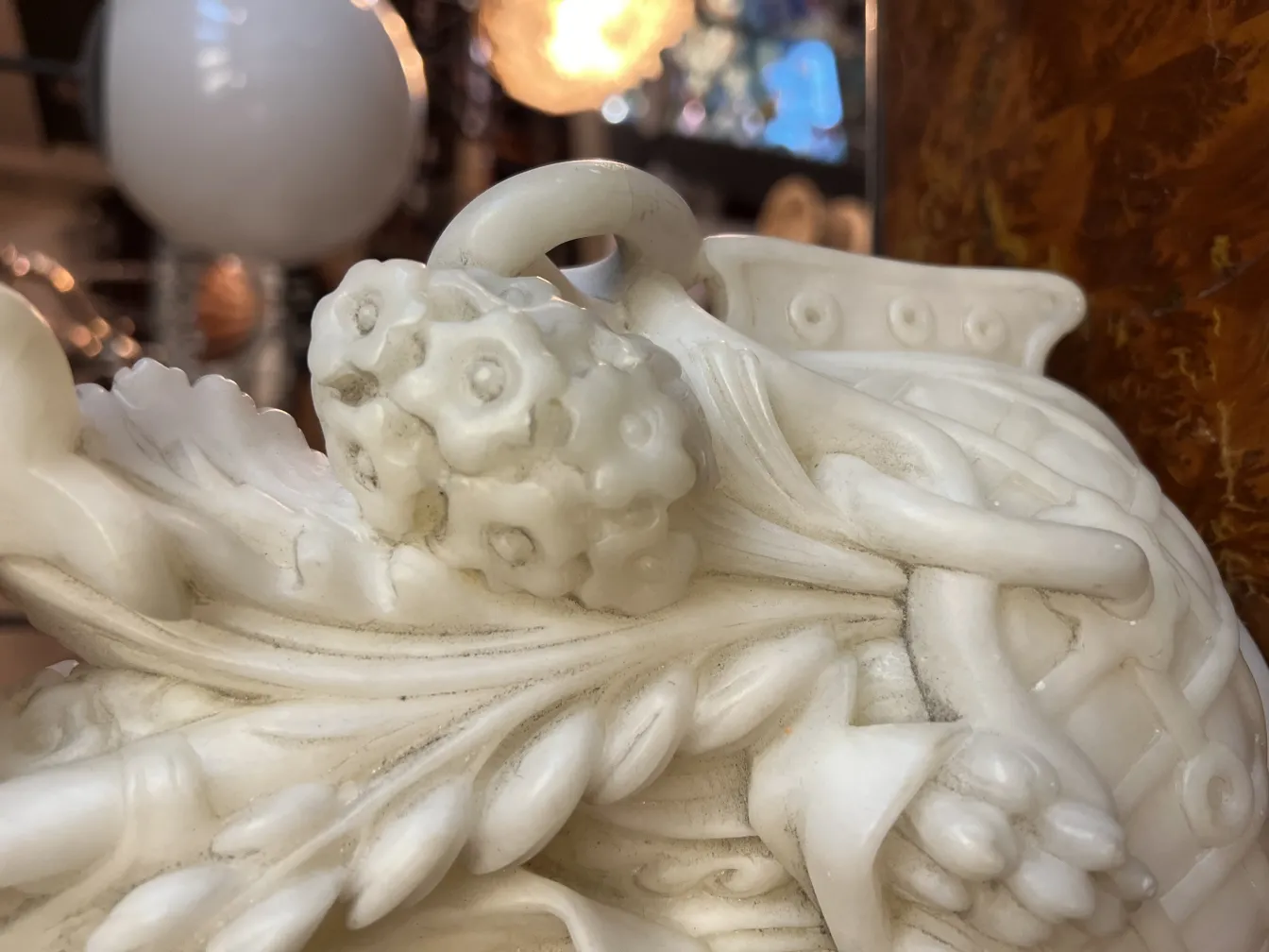 Detalhe de uma escultura antiga com flores e folhas