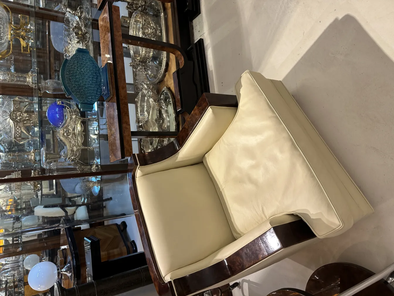 Vetrina in vetro con ceramiche antiche in un ambiente elegante