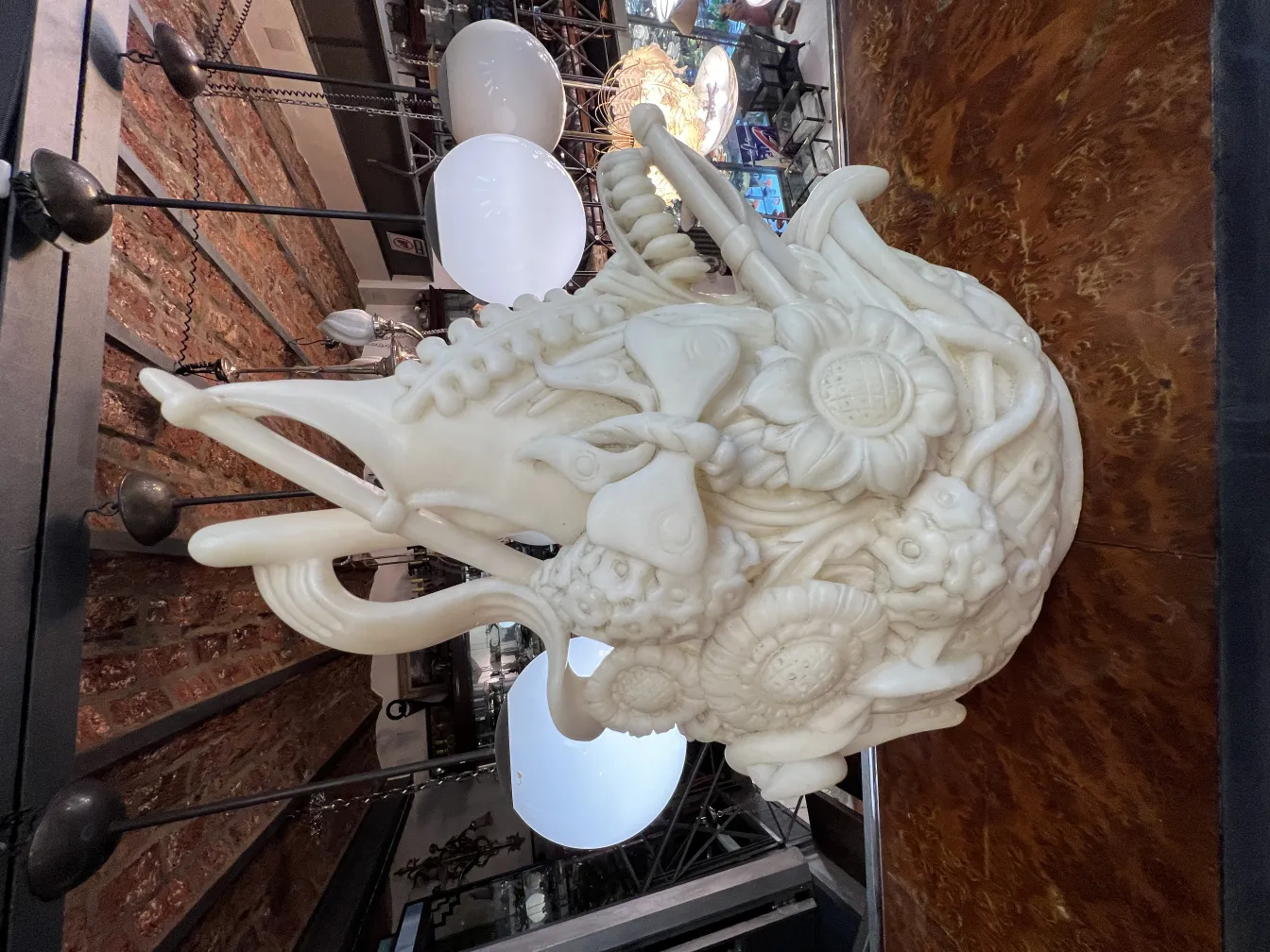 Scultura antica con motivi floreali, dettagli raffinati.