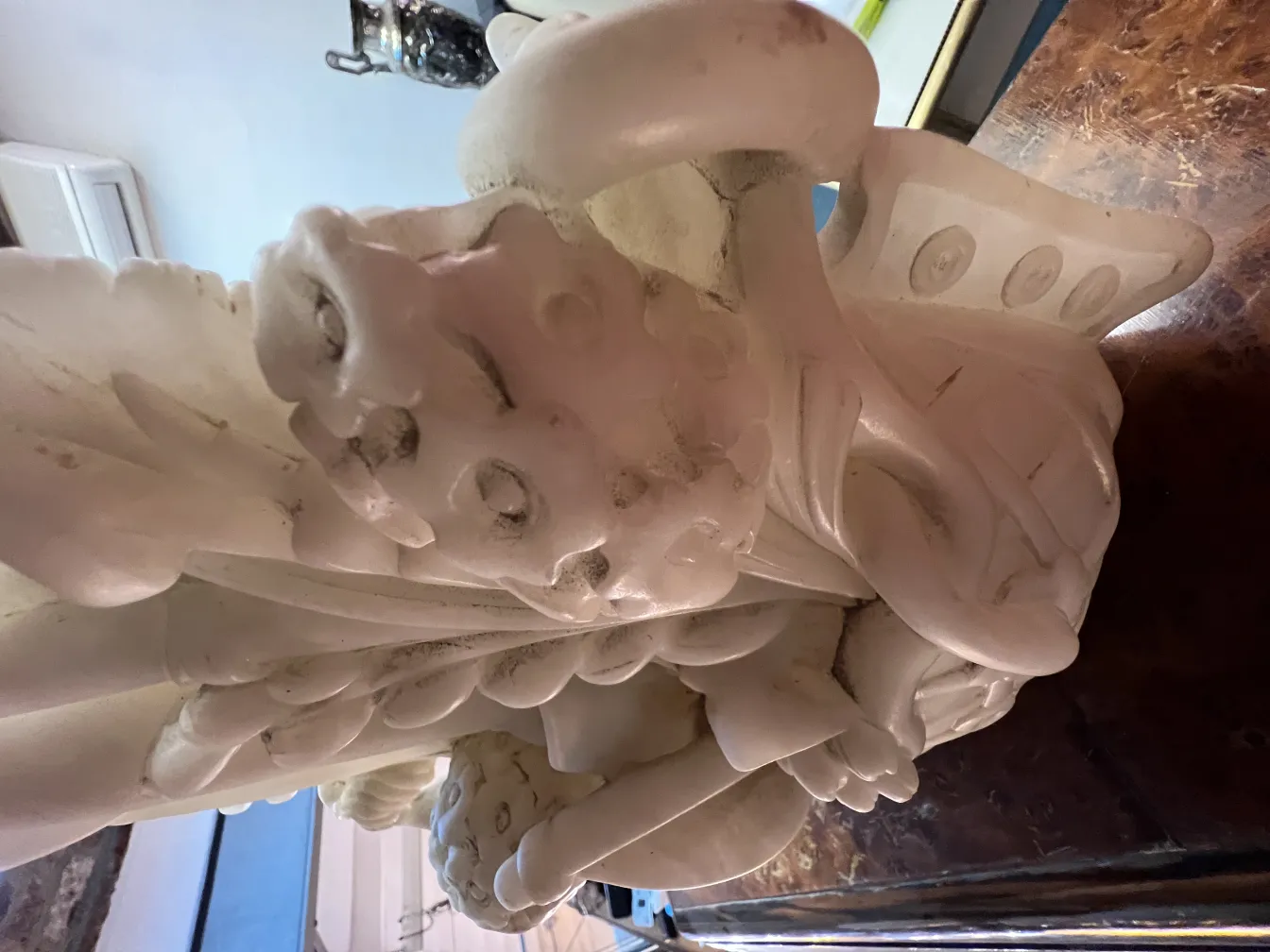 중성 배경의 고대 조각에 복잡한 디테일.