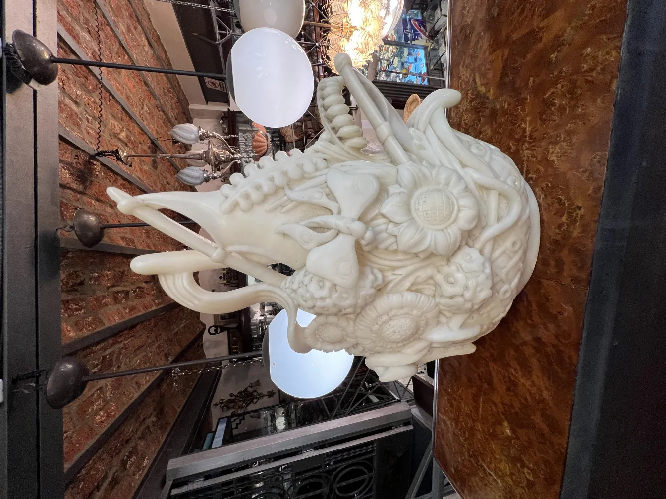 Scultura floreale antica con dettagli intricati in un contesto moderno