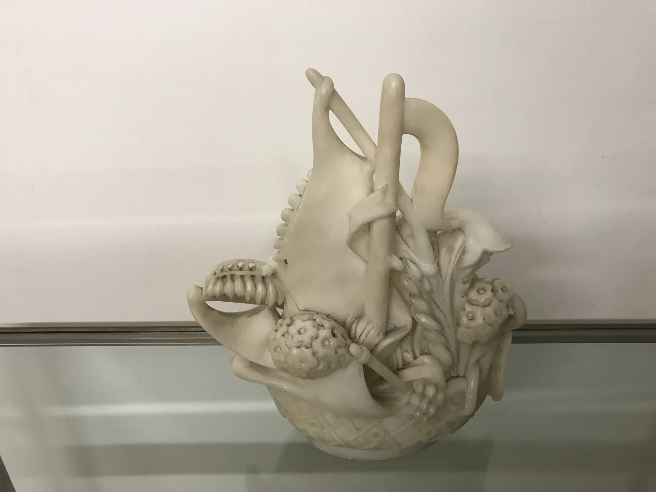 古老的白色大理石雕塑，描绘水果、蔬菜和花卉。