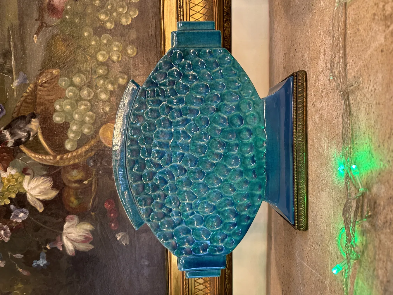 古代の青い陶器の花瓶、泡のような質感、静物背景。