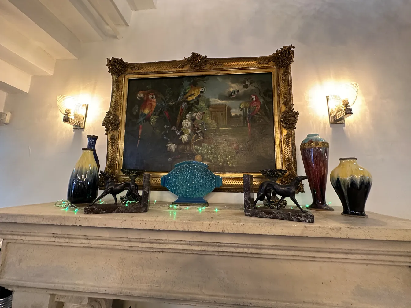 Ceramica decorativa antica con colori vivaci su uno scaffale