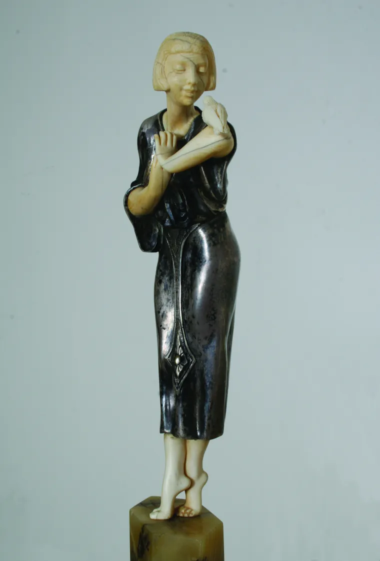 古代女性の彫刻、鳥を抱いている