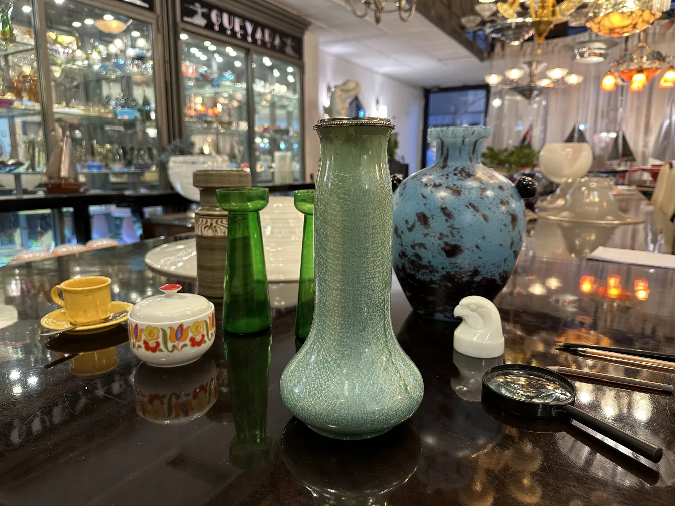 Vaso in ceramica antica, colore verde, decorazione texturizzata