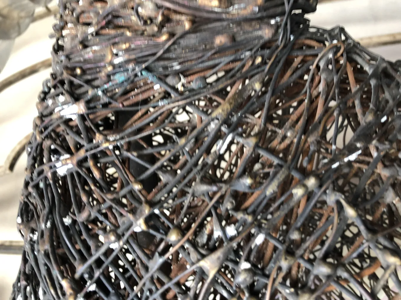 Antike Skulptur mit einem Gitterdesign in dunklen Tönen.