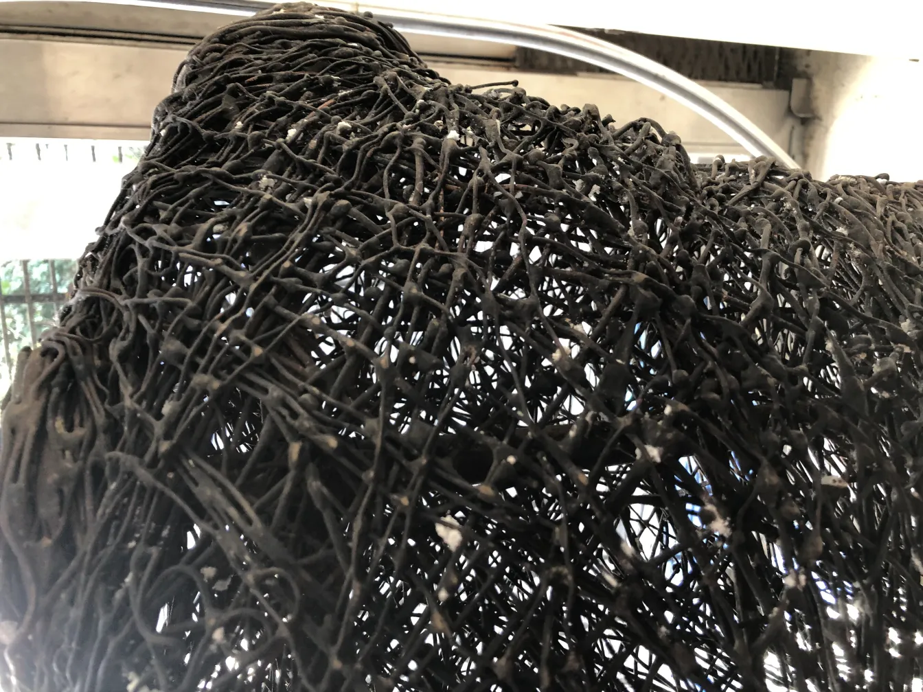 scultura antica con forme intricate e dettagli