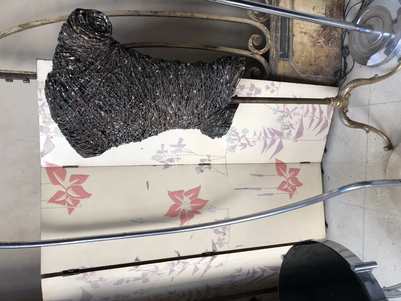 antike Skulptur in abstrakter Form mit dekorativem Sockel