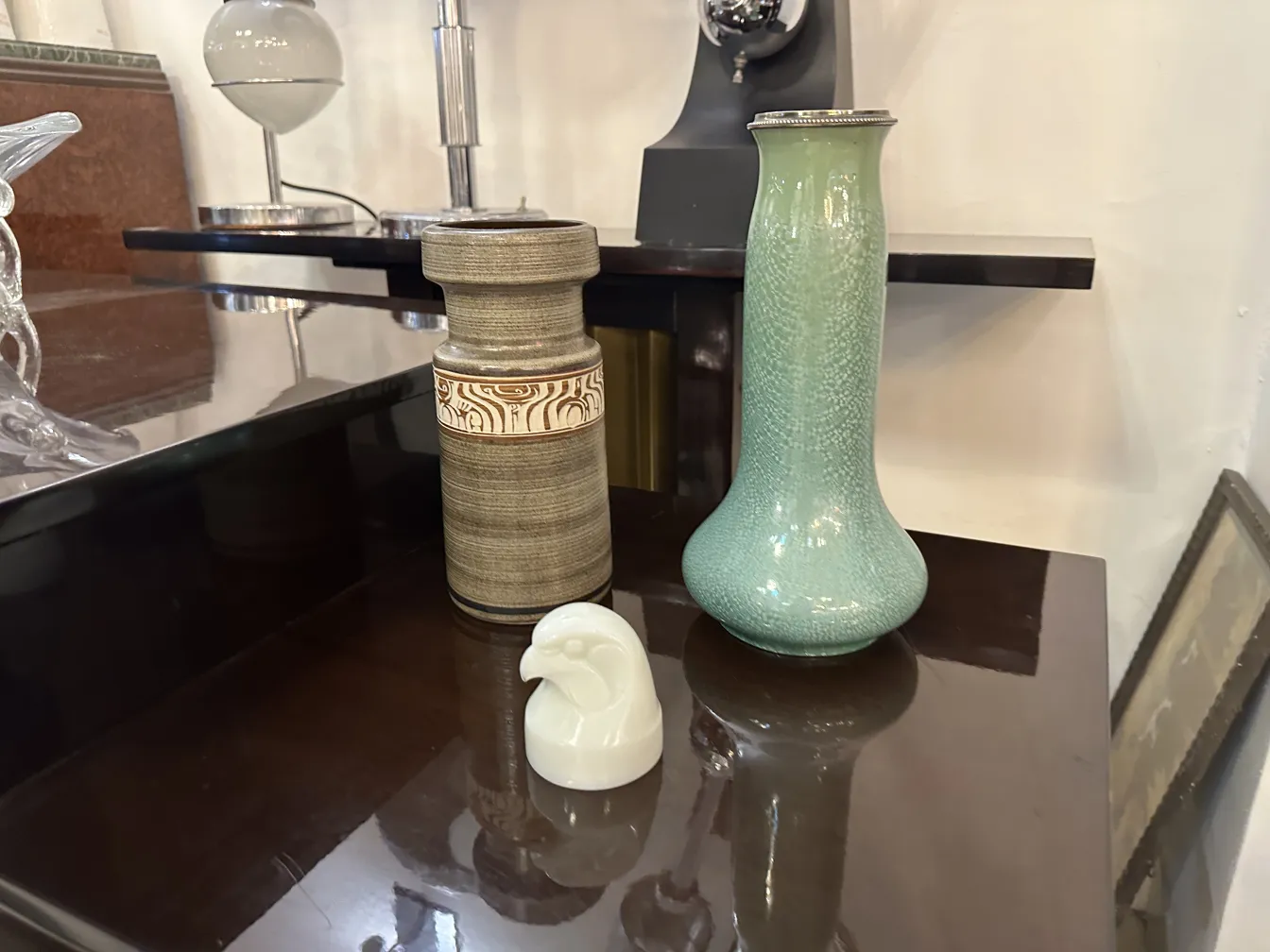 古董陶瓷花瓶放在桌子上，背景优雅。