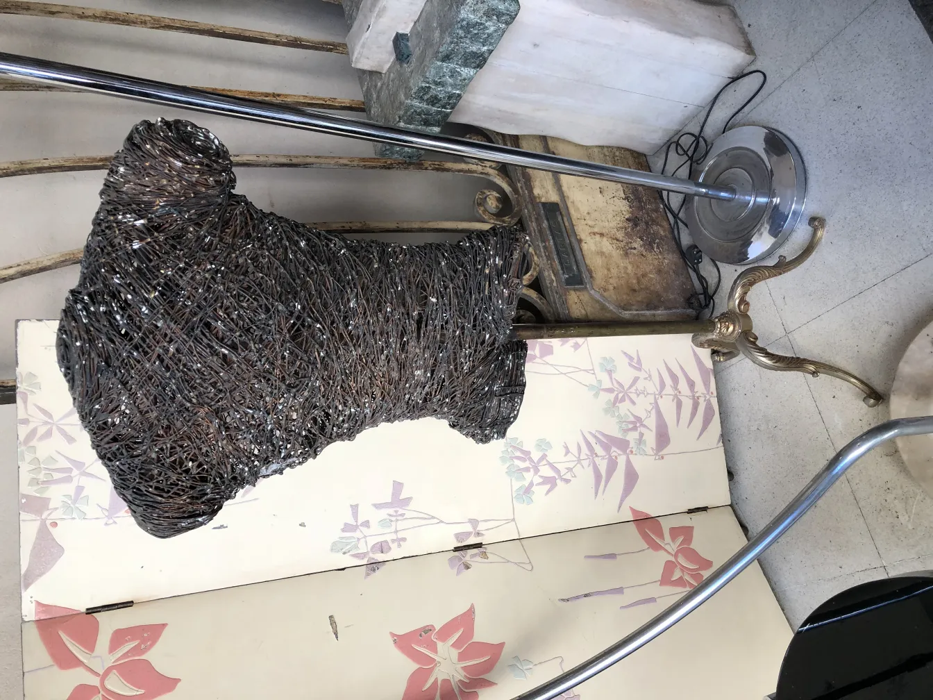 античная скульптура из переплетенного материала в классической обстановке