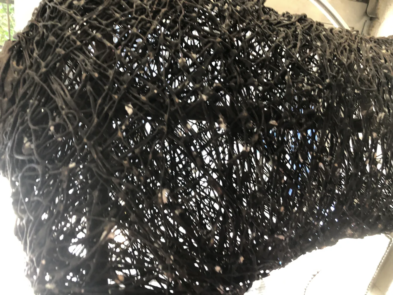 escultura en forma abstracta con detalles intrincados