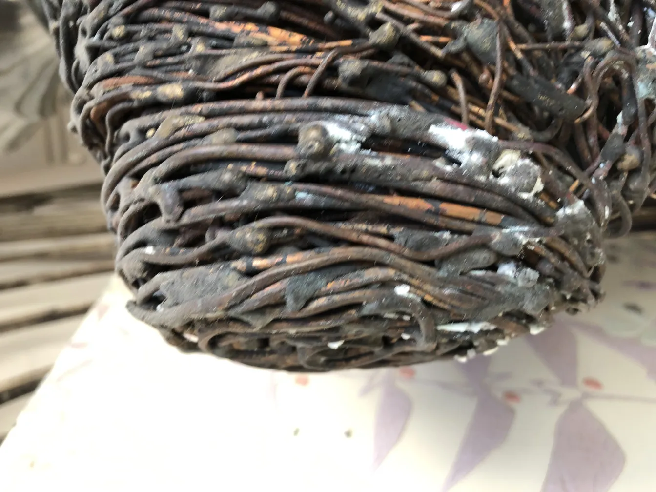 escultura antigua hecha de alambre en forma circular