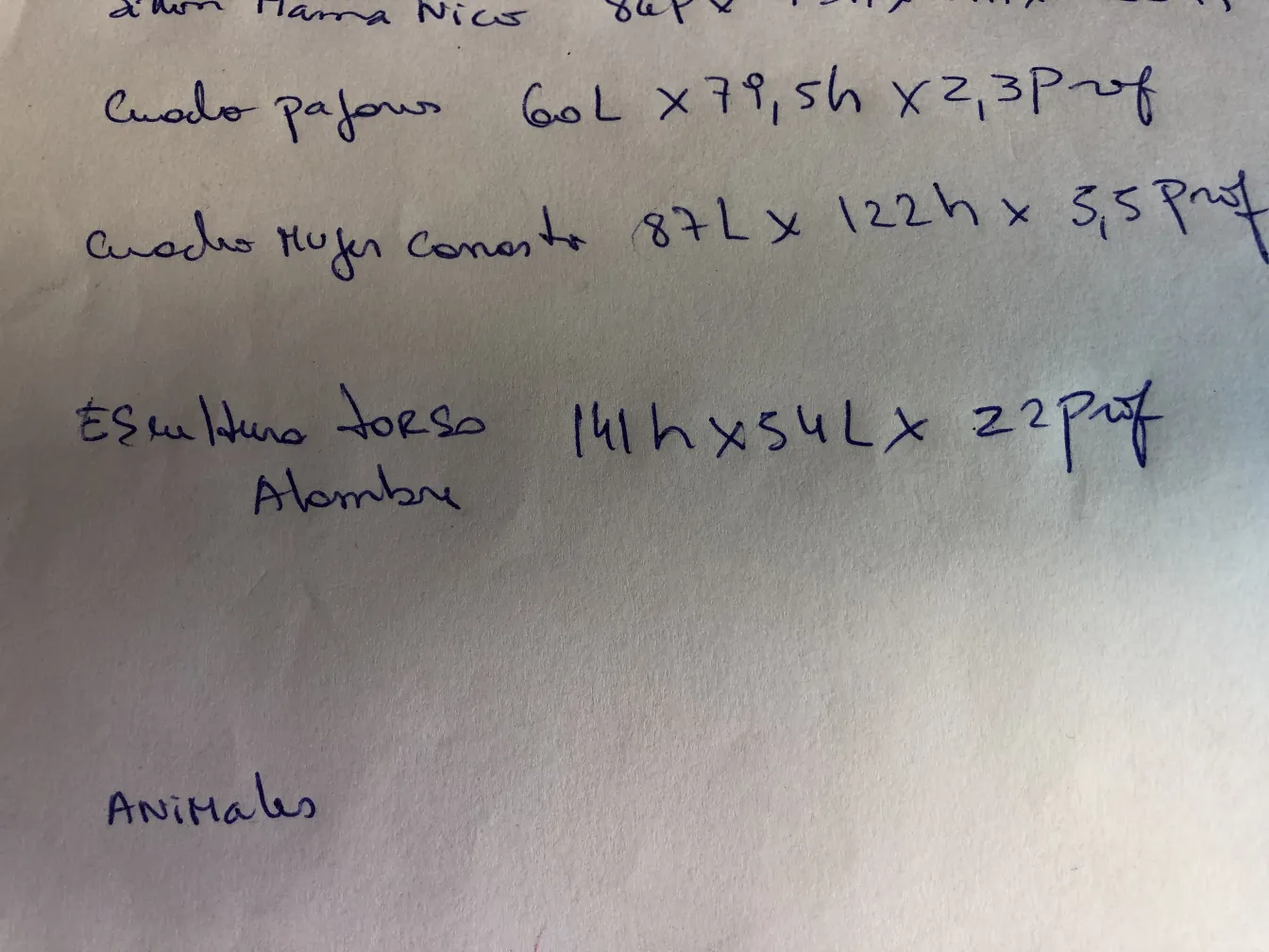 古董雕塑展示男性躯干，细节清晰可见。