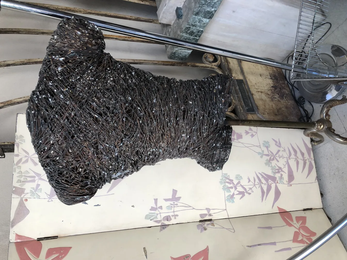 scultura antica di materiale organico con design astratto