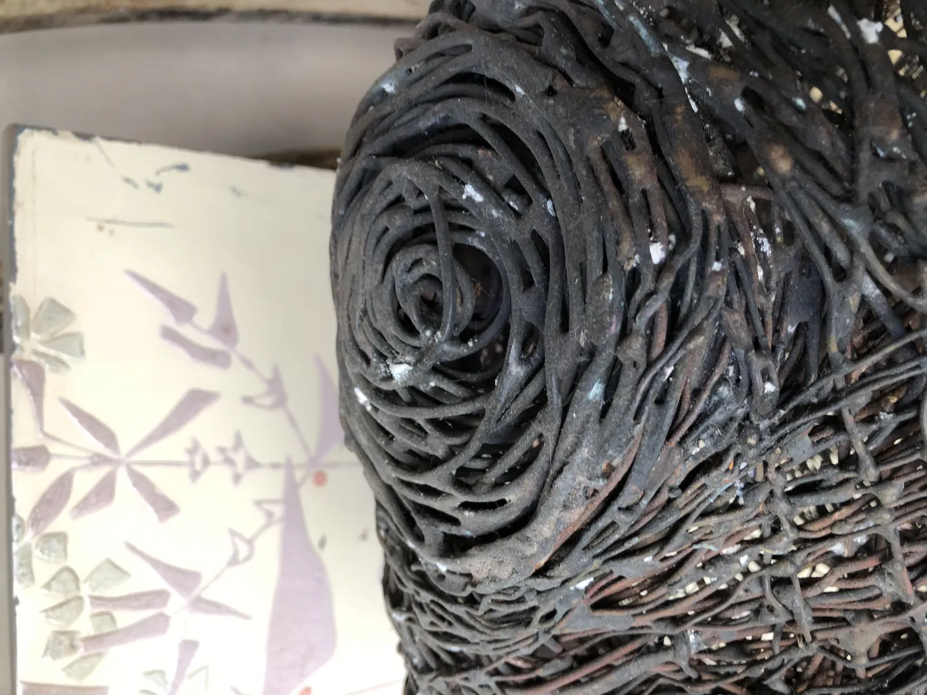 Scultura antica unica fatta a mano con dettagli intricati.