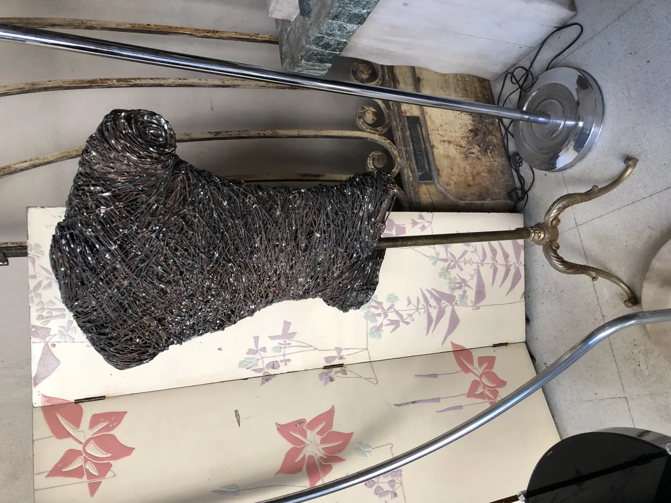 古代雕塑，艺术设计处于现代环境中。