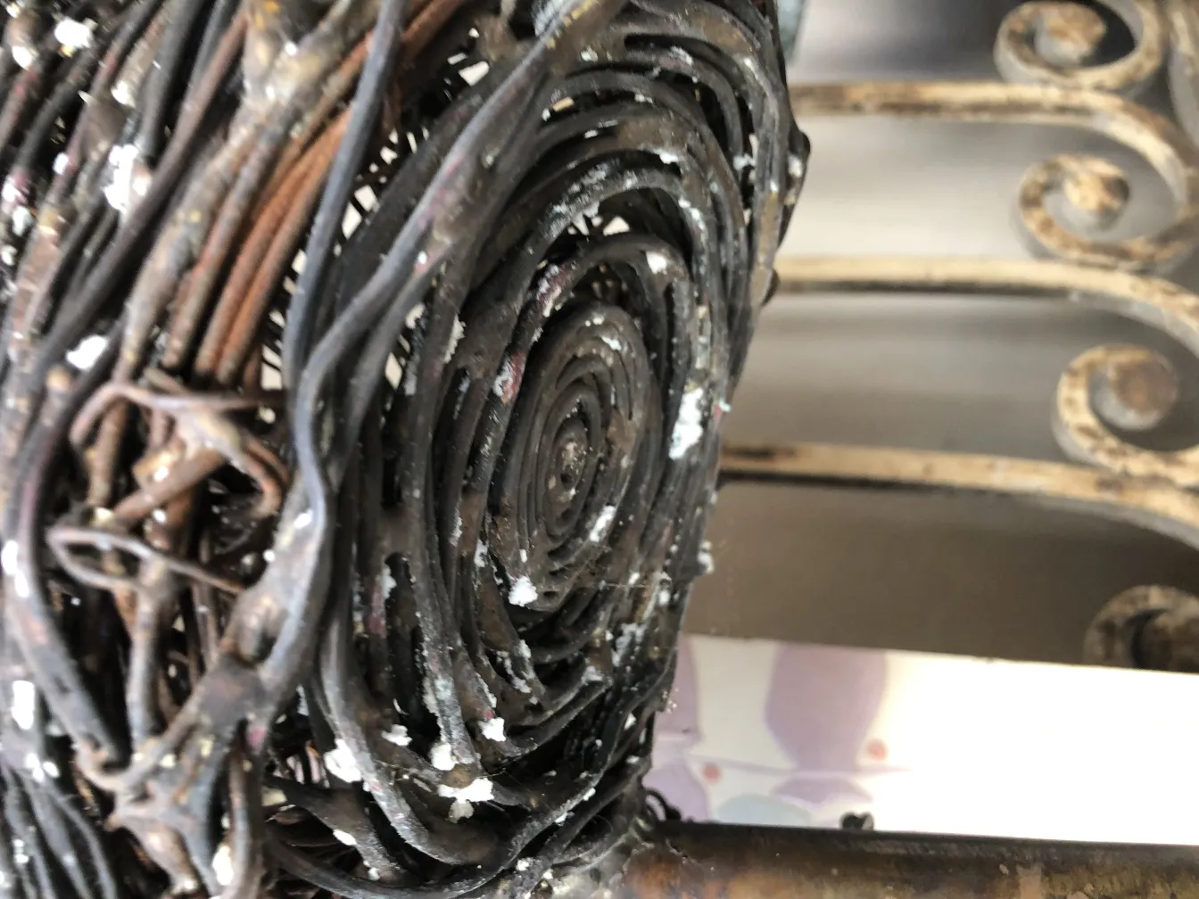 Détail circulaire d'une sculpture antique avec des éléments texturés.