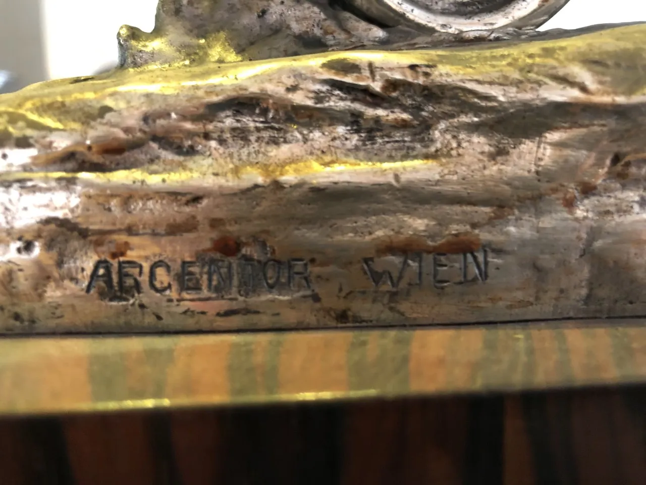 Alte Skulptur mit auffälligen Details und sichtbaren Inschriften.