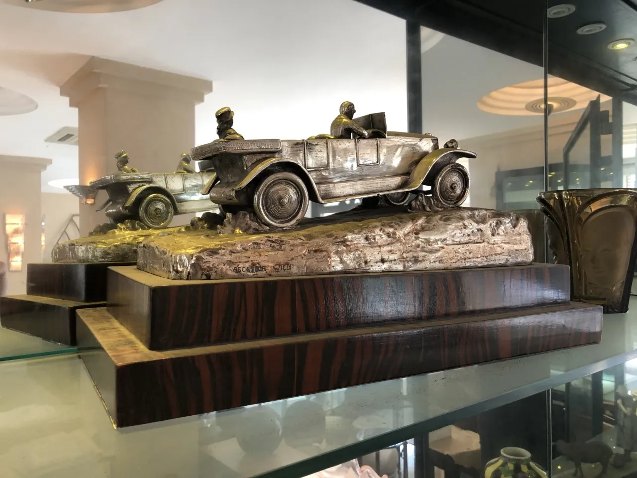 escultura antigua de coche con detalles en escenas