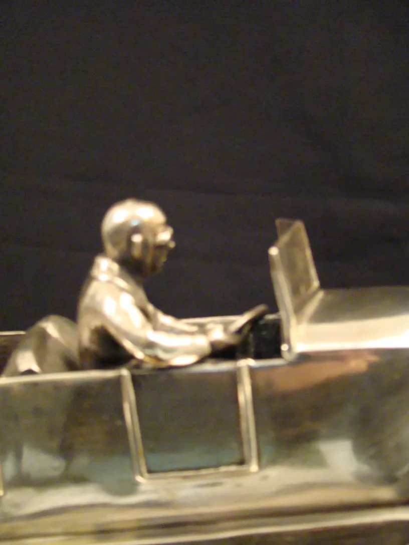 scultura antica in metallo che rappresenta un conducente