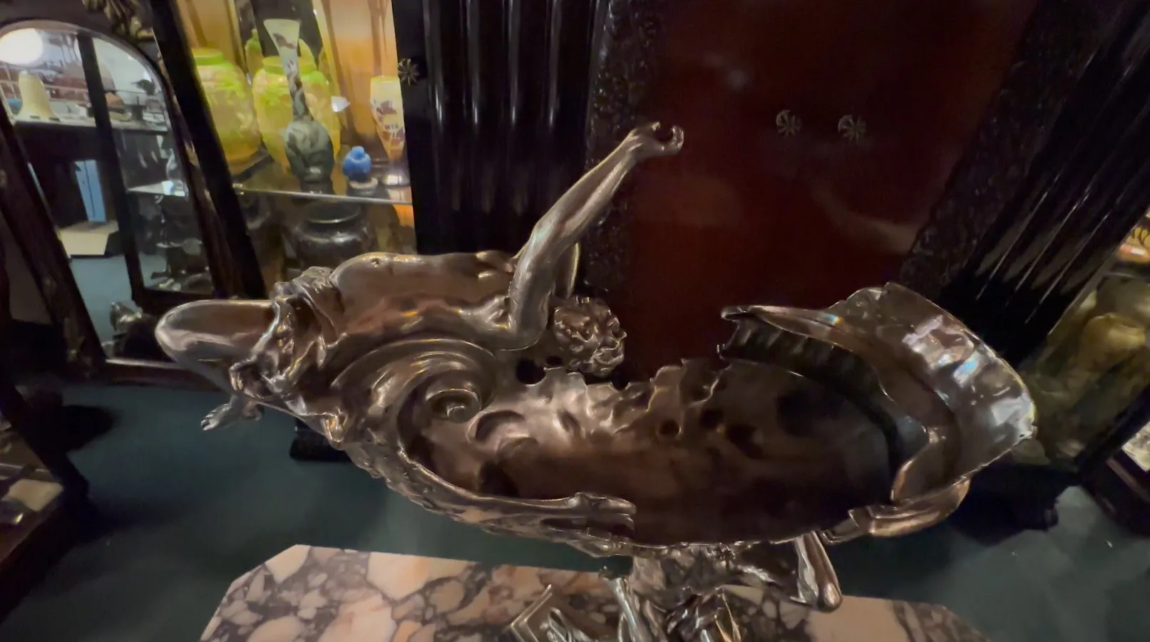 古代雕塑描绘神话场景，金属细节，周围是古董。