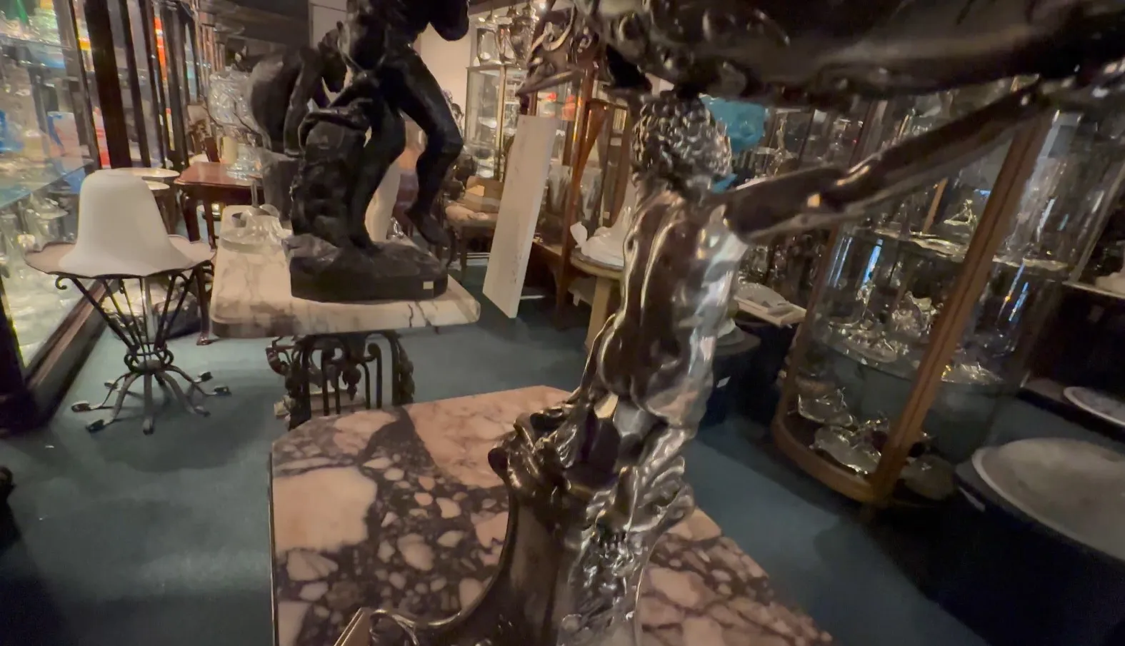 Escultura antiga com detalhes decorativos finos