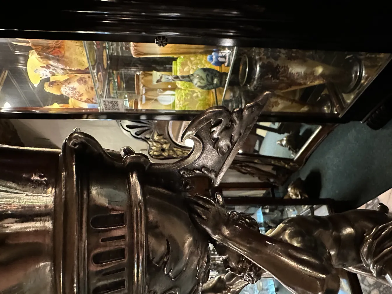 Detalles de escultura antigua con figura humana en un ambiente elegante y decorado.