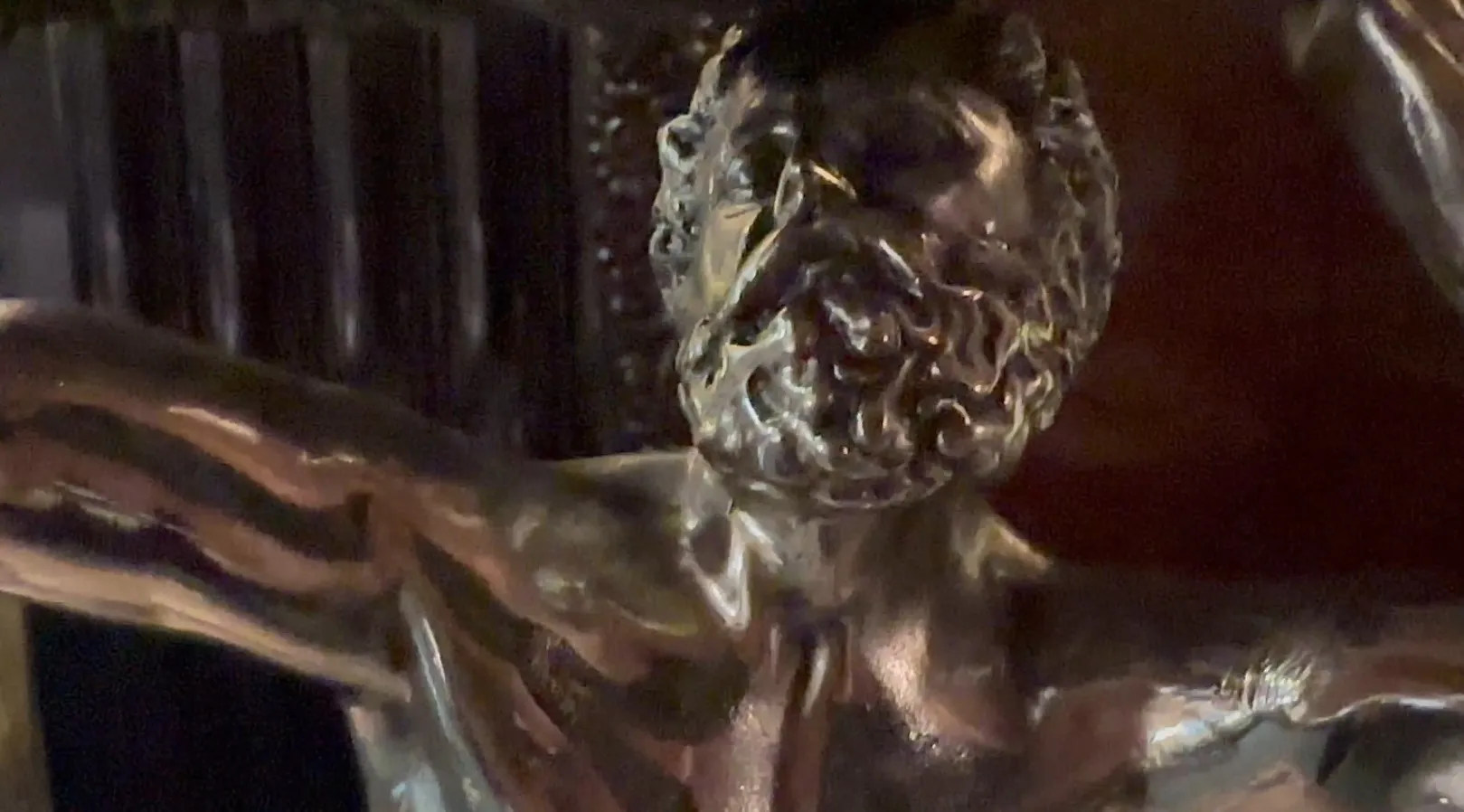 Scultura antica di figura umana con dettagli intricati