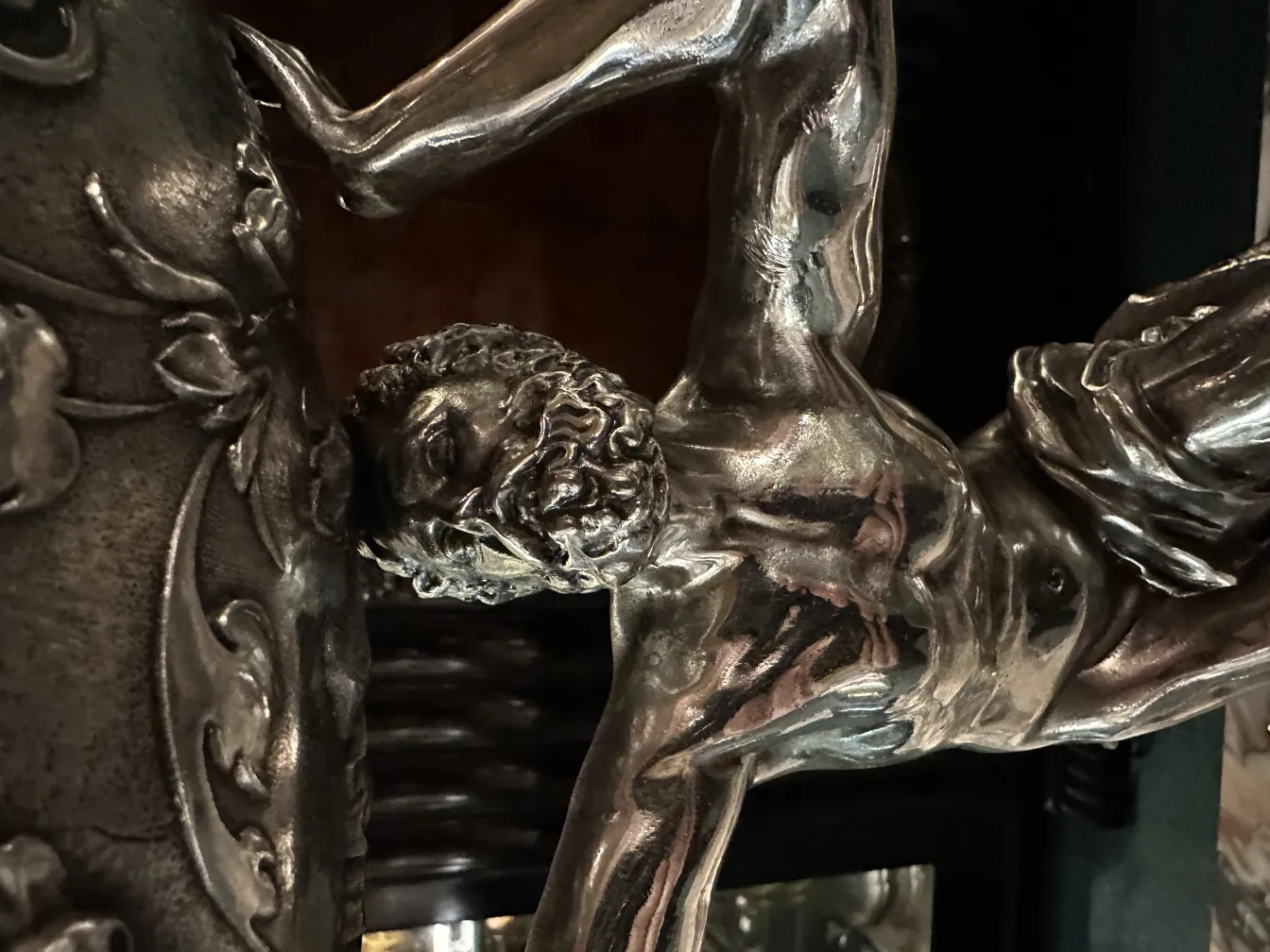 escultura antigua de figura masculina con detalle facial