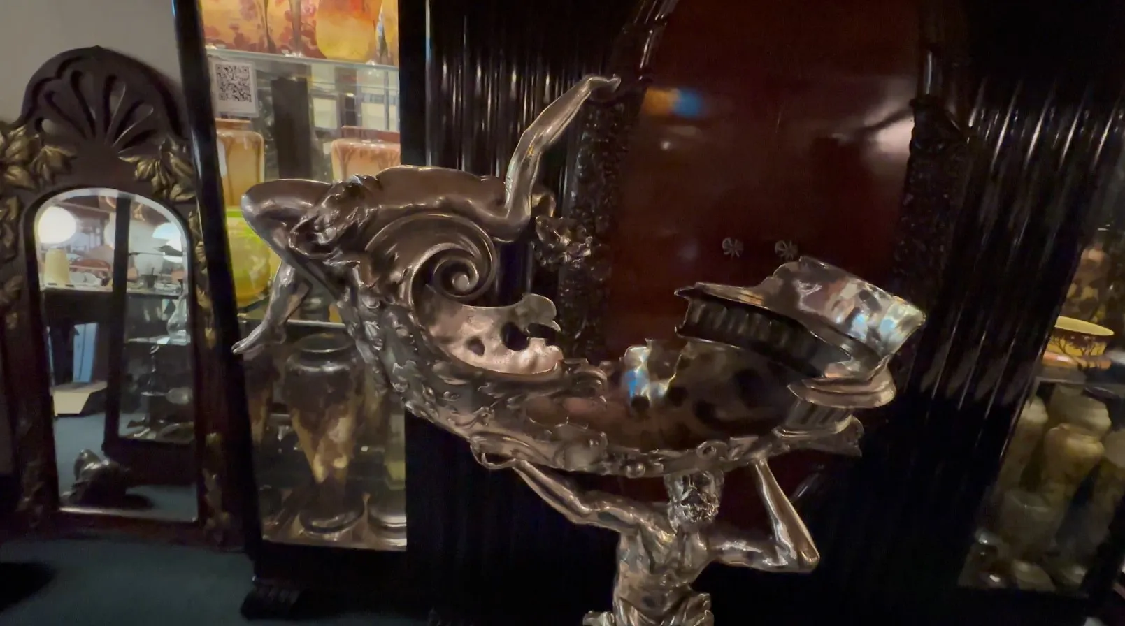 Sculpture ancienne décorative avec des détails intriqués et un fond sombre