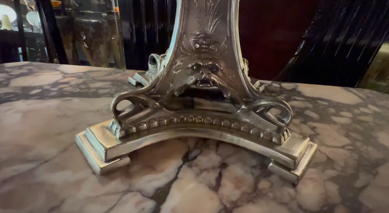 Antike Skulptur mit ornamentalen Details auf Marmor