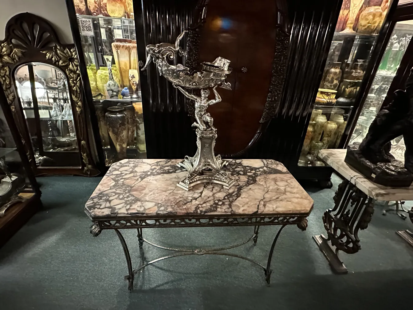 Escultura antiga decorativa com detalhes intrincados em um ambiente elegante.