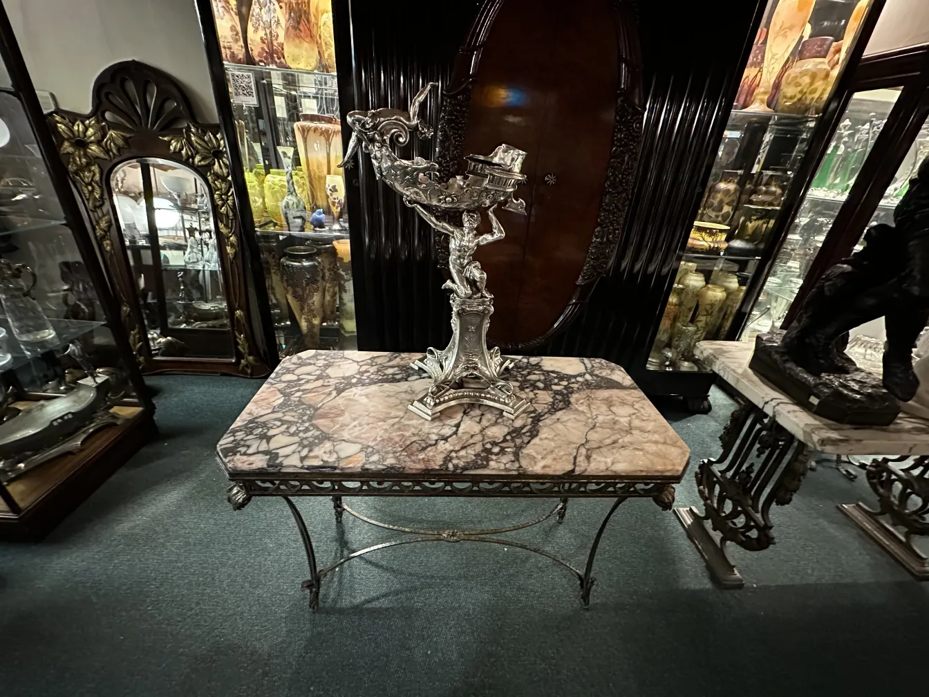 escultura en un pedestal decorativo con detalles en un entorno antiguo