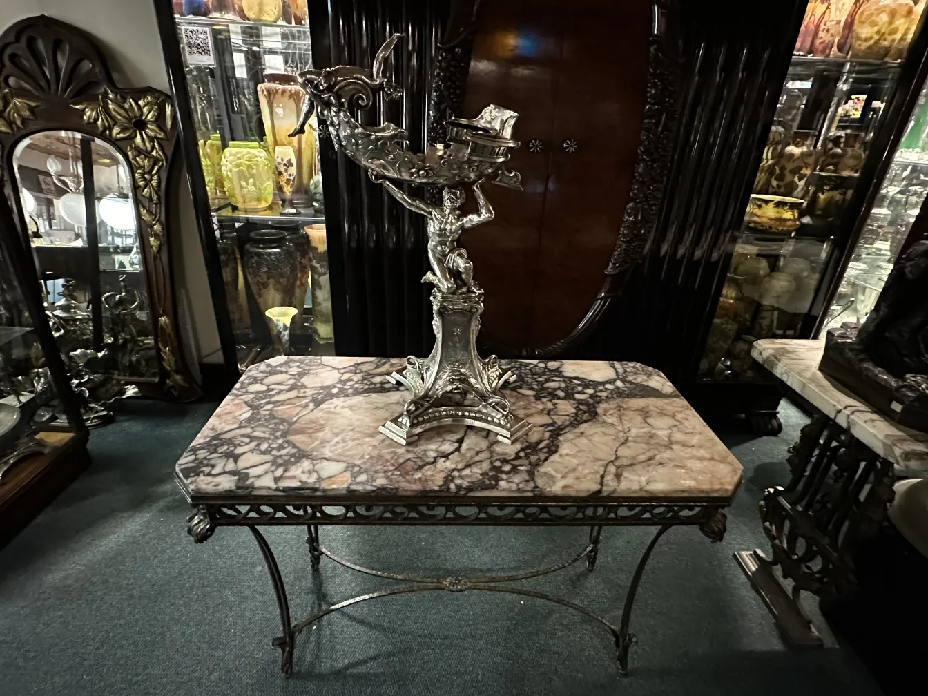 Scultura antica su tavolo in marmo decorativo.