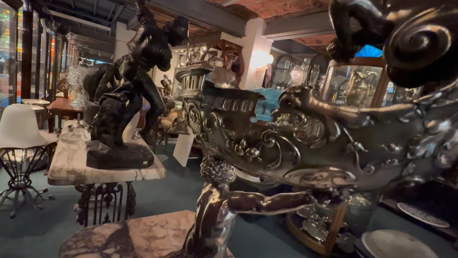 تمثال برونزي قديم بتفاصيل بارزة وخلفية زخرفية