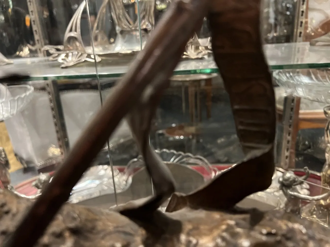 escultura antigua con figura abstracta en exhibición