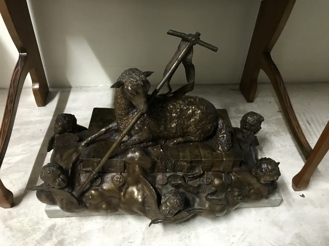 Alte Schafsskulptur mit Kinderfiguren aus Bronze.