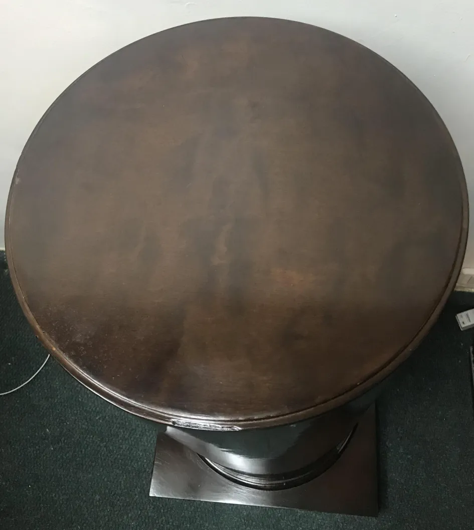 vista superior de una columna antigua circular con base, ambiente neutro