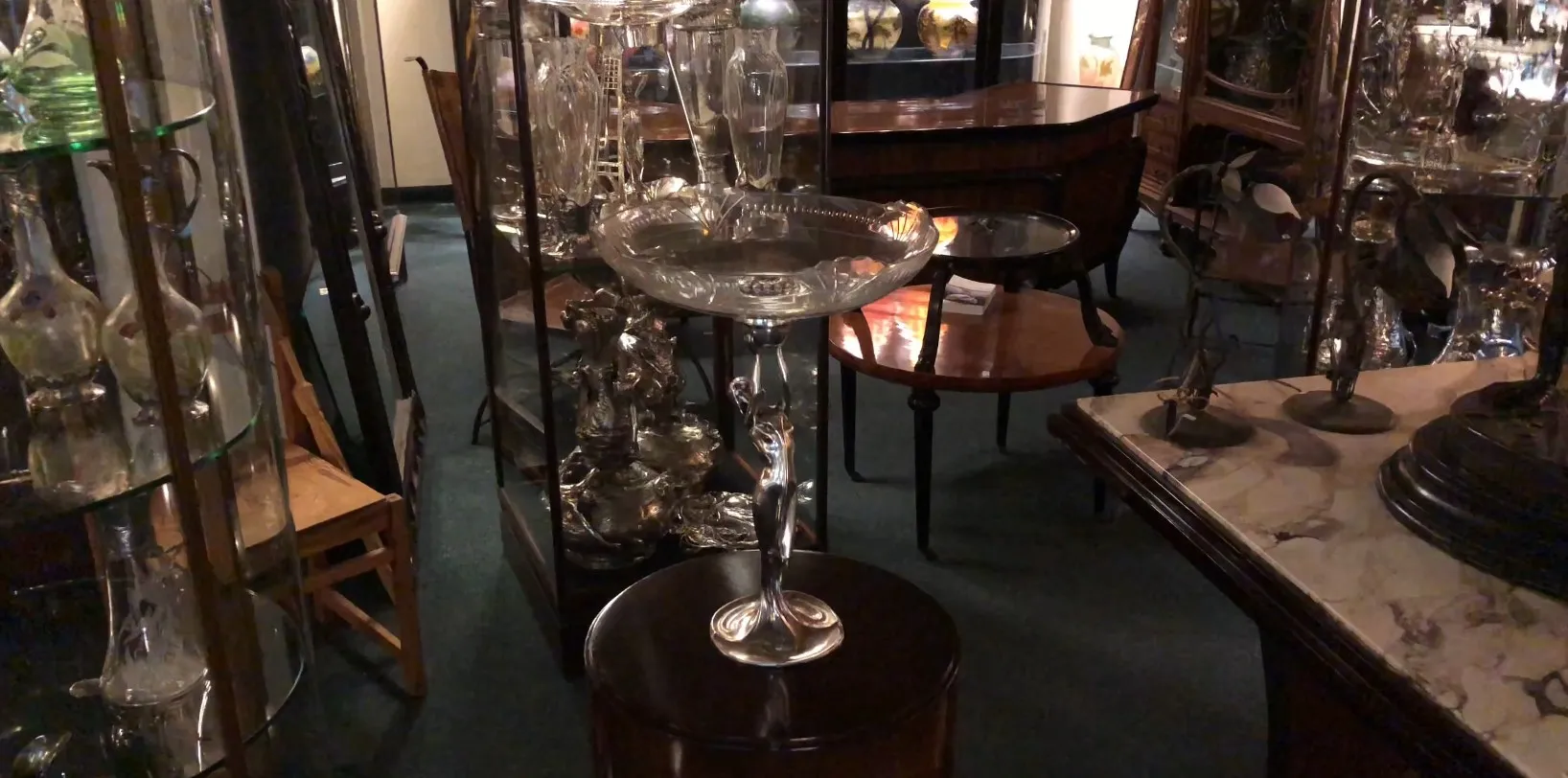 Coluna decorativa antiga em um ambiente elegante com vitrines