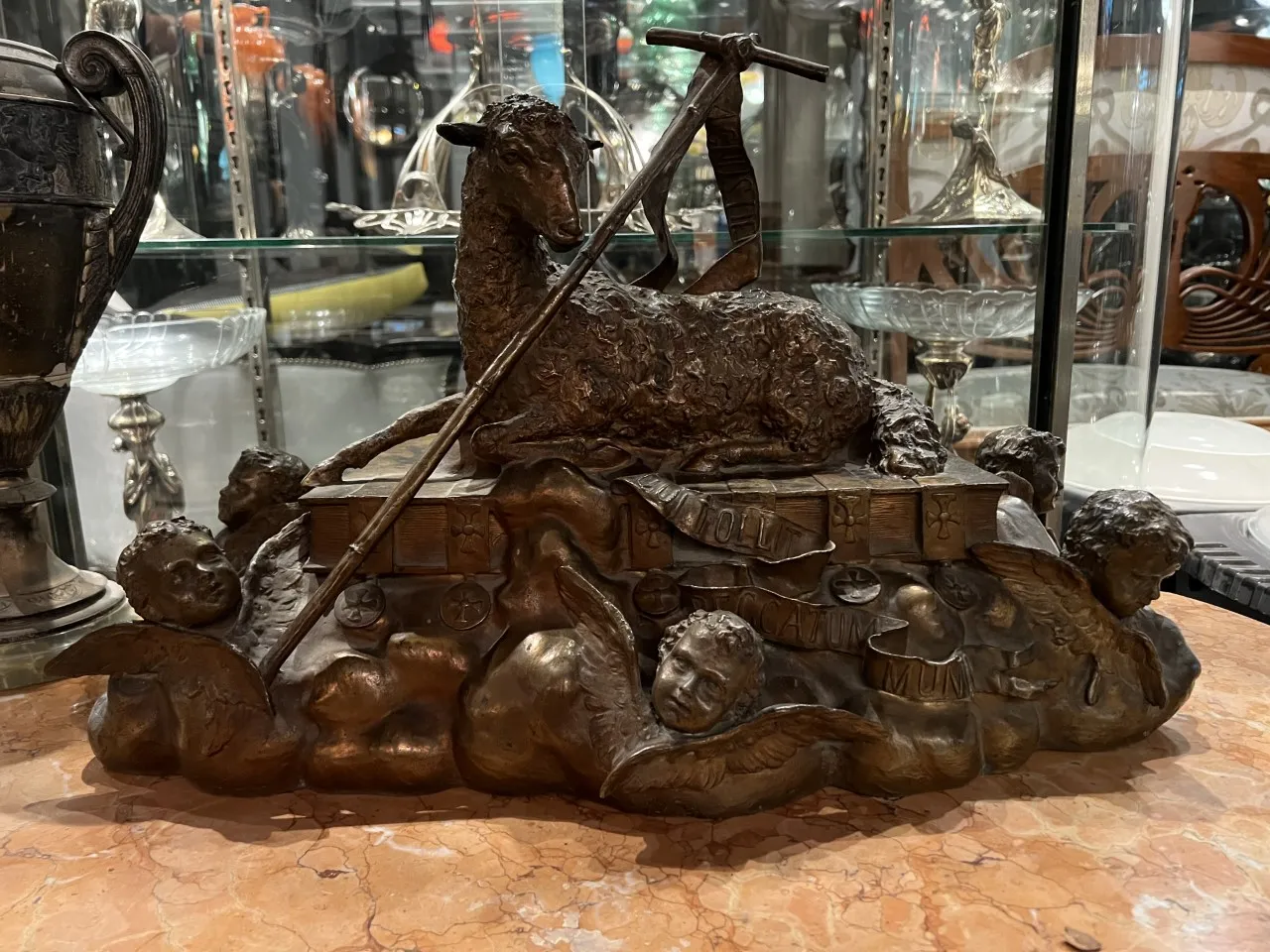 antike Skulptur mit einem Lamm und dekorativen Engeln.